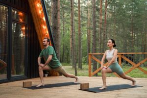 Lotuscrafts Yogamatten: OEKO Jute. Yoga im Freien am Wald vor dem Haus