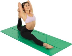 Die rutschfeste LIFORME Yogamatte. Eine Frau in Yoga Pose auf der rutschfesten LIFORME Yogamatte
