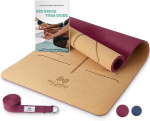 Rutschfeste NAJATO Yogamatte Kork: Yogamatte halb eingerollt, Yogagurt und Yoga Guide in violett.